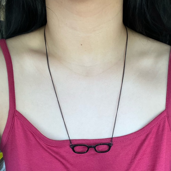 Black mini glasses necklace - Picture 5 of 5